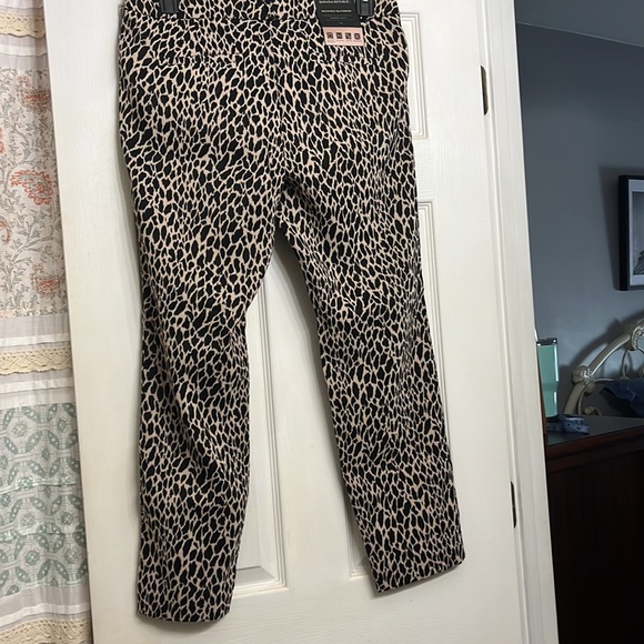 Banana Republic, animal print ankle pants. Black and beige. New, never worn - Picture 4 of 4